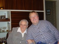 Jörg 2004 mit Oma